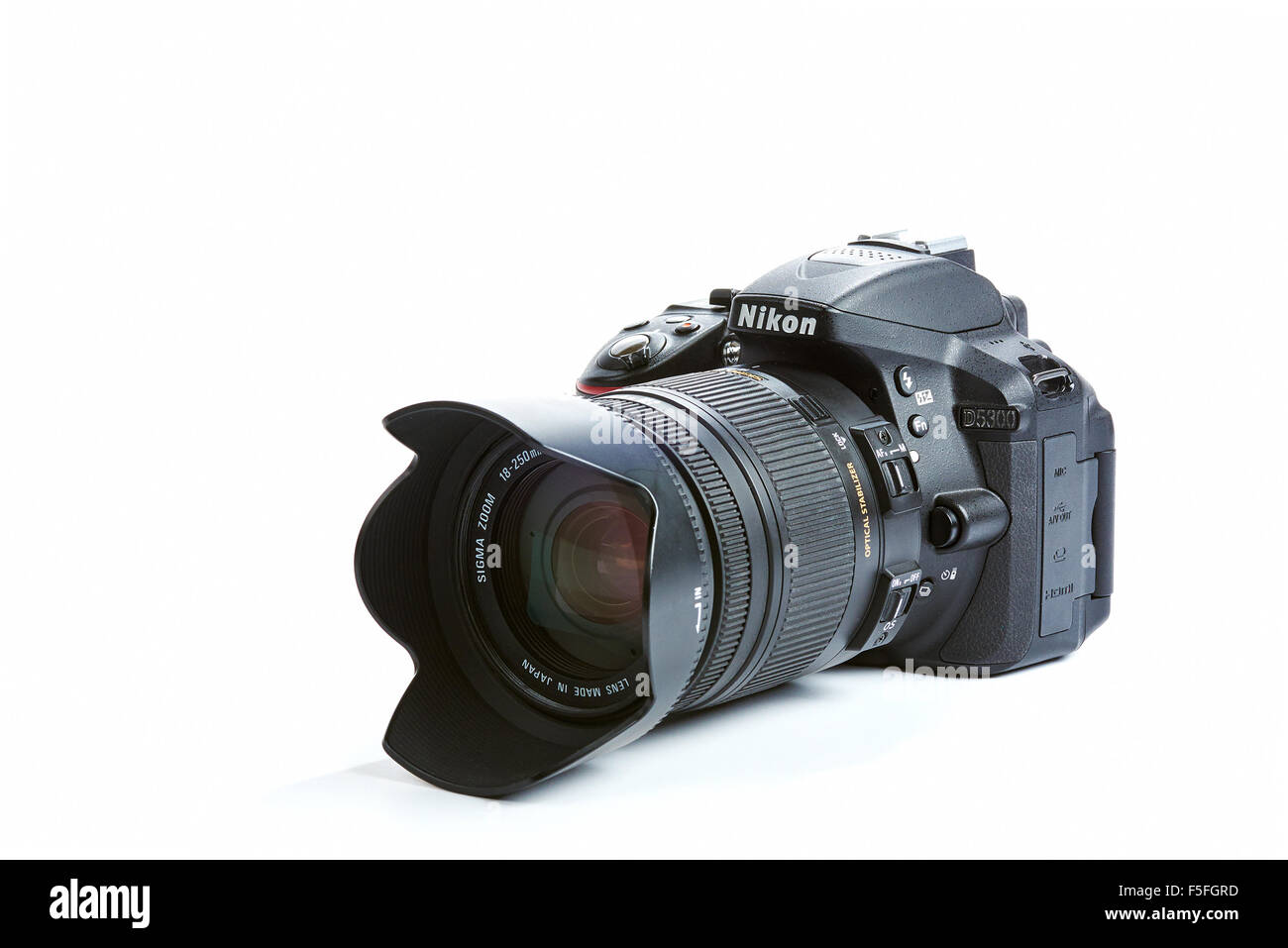 Nikon D5300 cámara DSLR con Zoom 18-250 mm de Sigma OS HSM Macro Lens  aislado sobre fondo blanco Fotografía de stock - Alamy