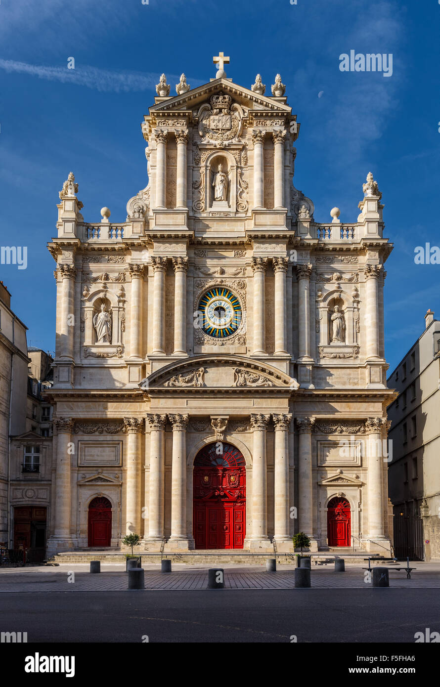 Fachada de la iglesia de Saint-Paul-Saint-Louis en el barrio de Marais (4º arrondissement) de París, Francia. Foto de stock