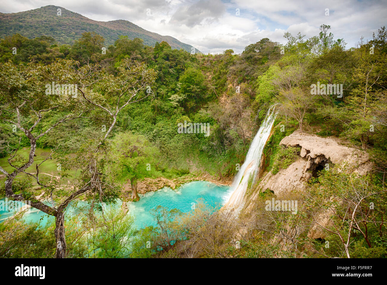 Cascadas de Minas Viejas y la piscina azul en la región de la Huasteca de San Luis Potosí, México. Foto de stock