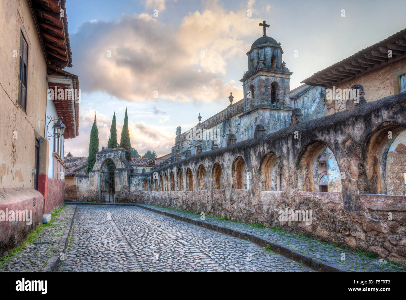 La calle de adoquines en el pueblo colonial de Pátzcuaro, Michoacán, México Fotografía de stock - Alamy
