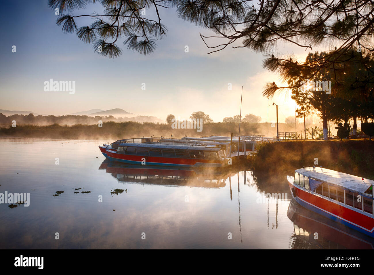 Los barcos en el muelle del Lago de Pátzcuaro, Michoacán, México. Foto de stock