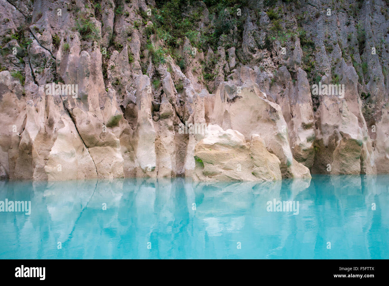 Color turquesa del Río Tampaon contrasta con las formaciones rocosas de la Huasteca Potosina cerca Tamul cascadas, San Luis Pot Foto de stock