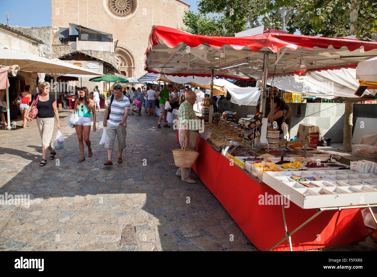Pollensa casco antiguo mercado dominical en la plaza principal de la plaza Mayor. Foto de stock