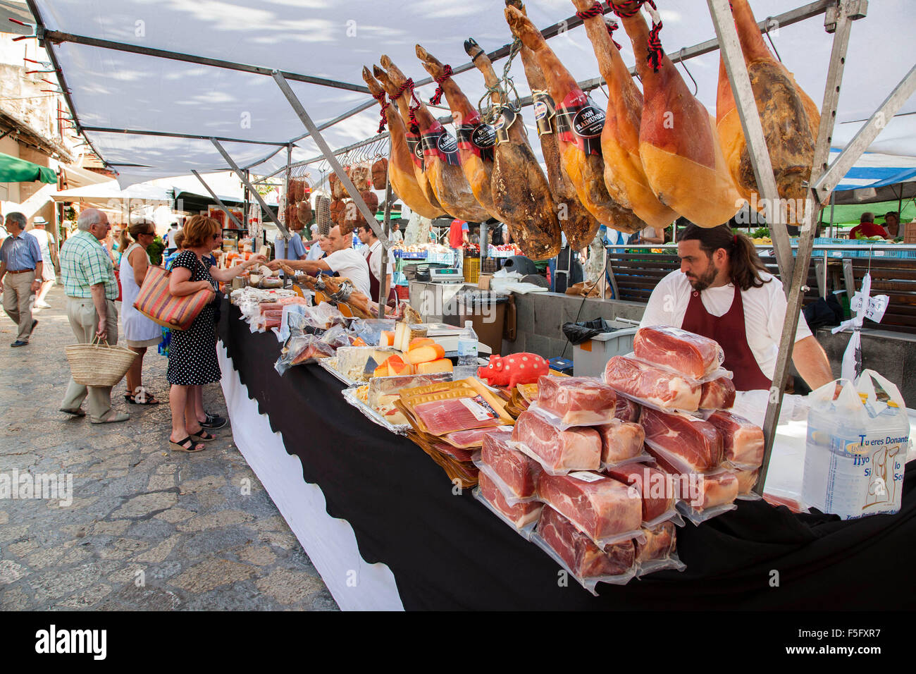 Jamon Iberico jamón en puestos de mercado en el casco antiguo de la ciudad de Pollensa en la isla de Mallorca Foto de stock