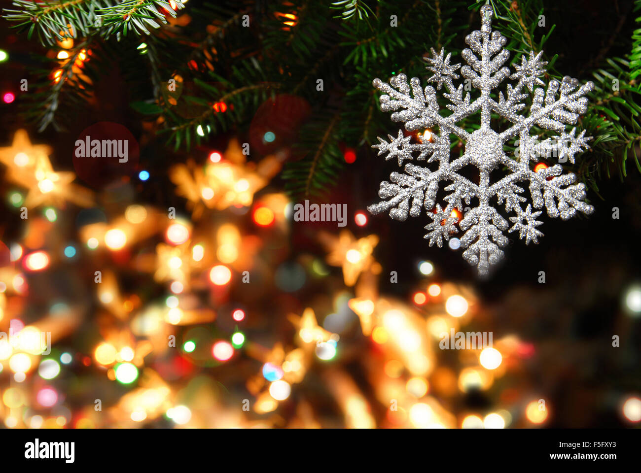 Decoración del árbol de Navidad árbol de Navidad iluminado antecedentes Foto de stock