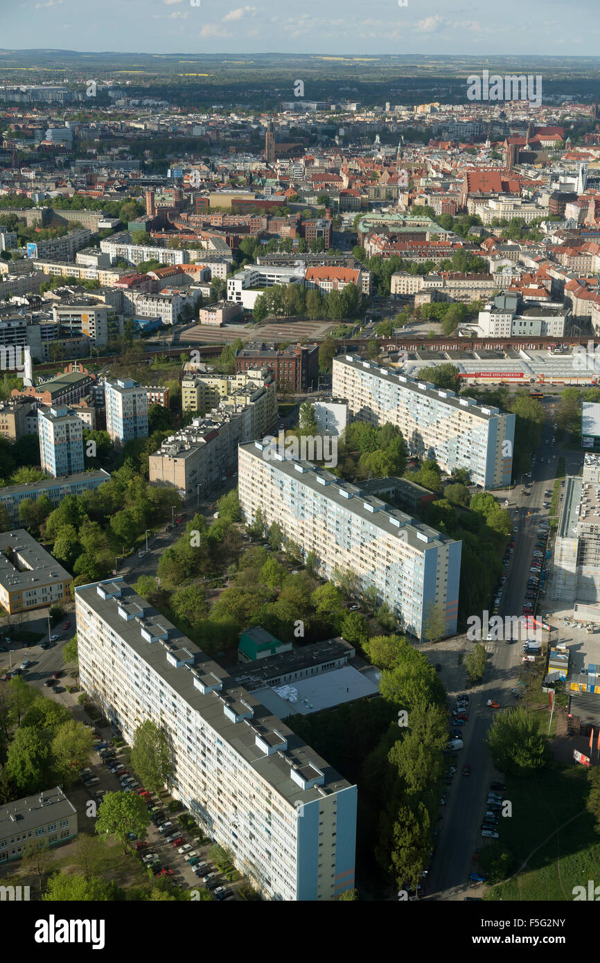 Wroclaw, Polonia, vista desde la torre del cielo en edificios de apartamentos en el barrio Foto de stock