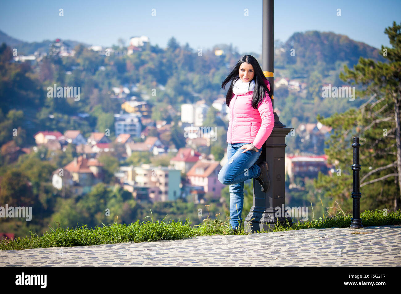 Retrato de moda de chica guapa en clima frío llevaba una chaqueta rosa y  jeans Fotografía de stock - Alamy