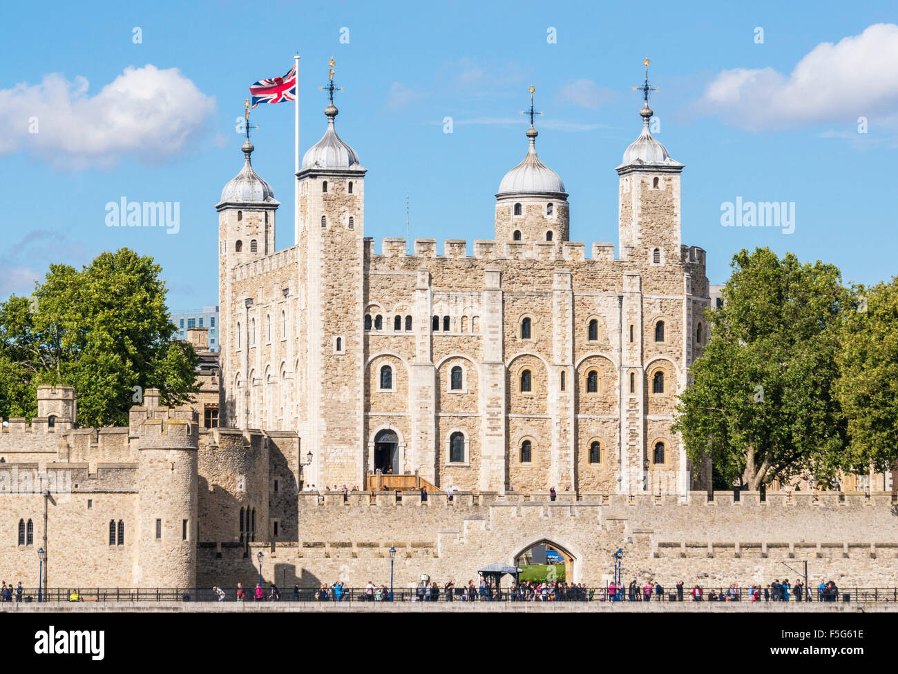 La torre blanca y el castillo de la Torre de Londres Vista de la ciudad de Londres Inglaterra GB UK EU Europa Foto de stock