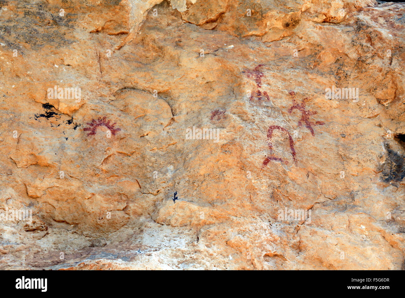 Pinturas rupestres en la cueva Portell de les Lletres, cerca de Montblanc, Tarragona, Cataluña, España. Patrimonio Mundial de la UNESCO sit Foto de stock