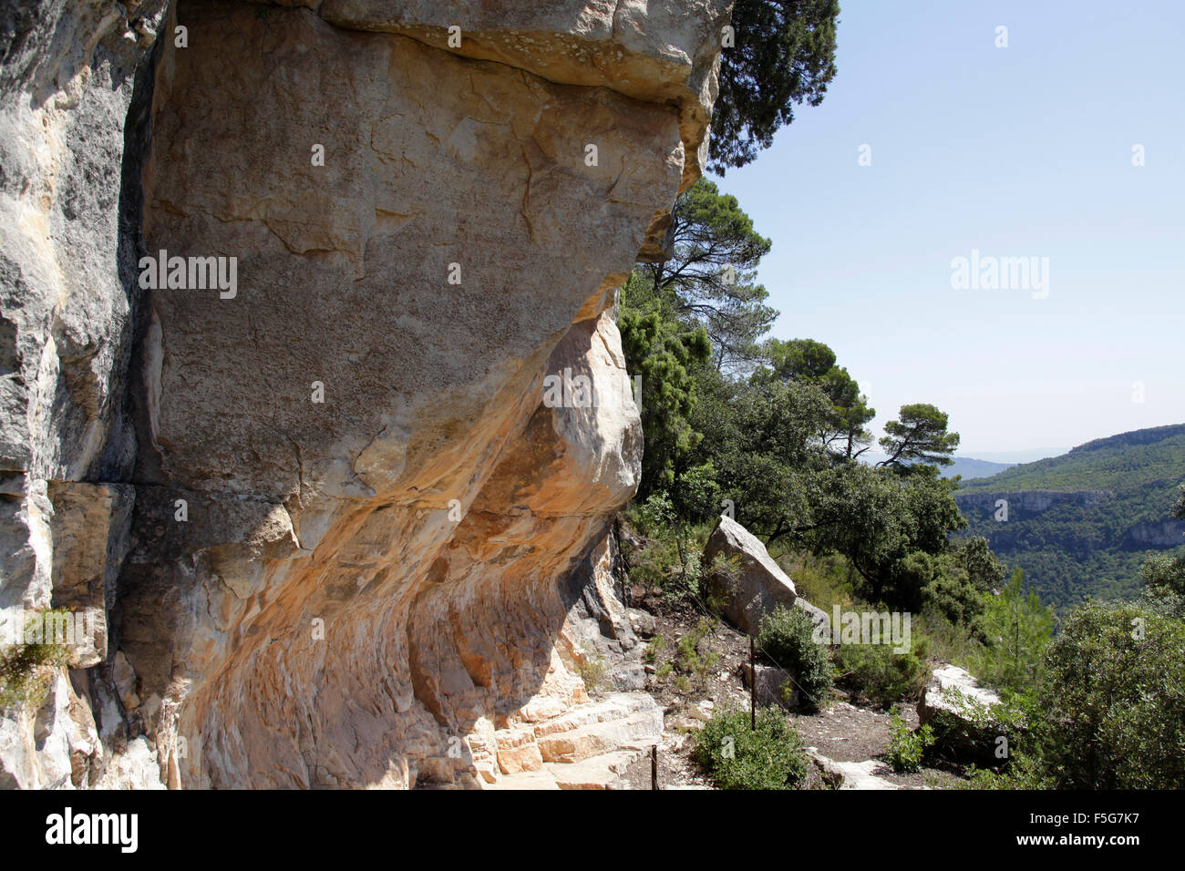 Pinturas rupestres en la cueva Portell de les Lletres, cerca de Montblanc, Tarragona, Cataluña, España. Patrimonio Mundial de la UNESCO sit Foto de stock
