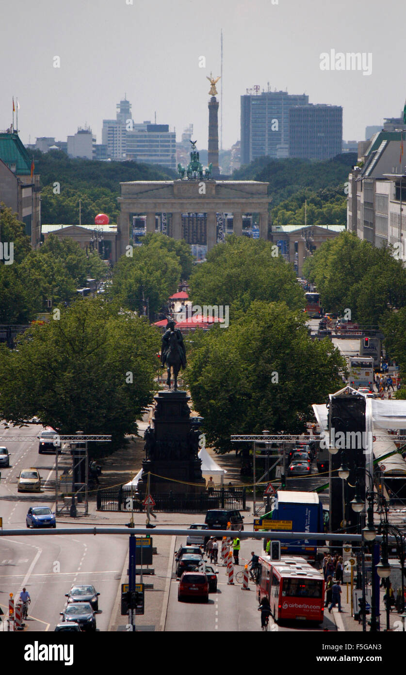 Blick den Boulevard Unter den Linden mit dem Brandenburger Tor und der Siegessaeule, Berlin-Mitte. Foto de stock