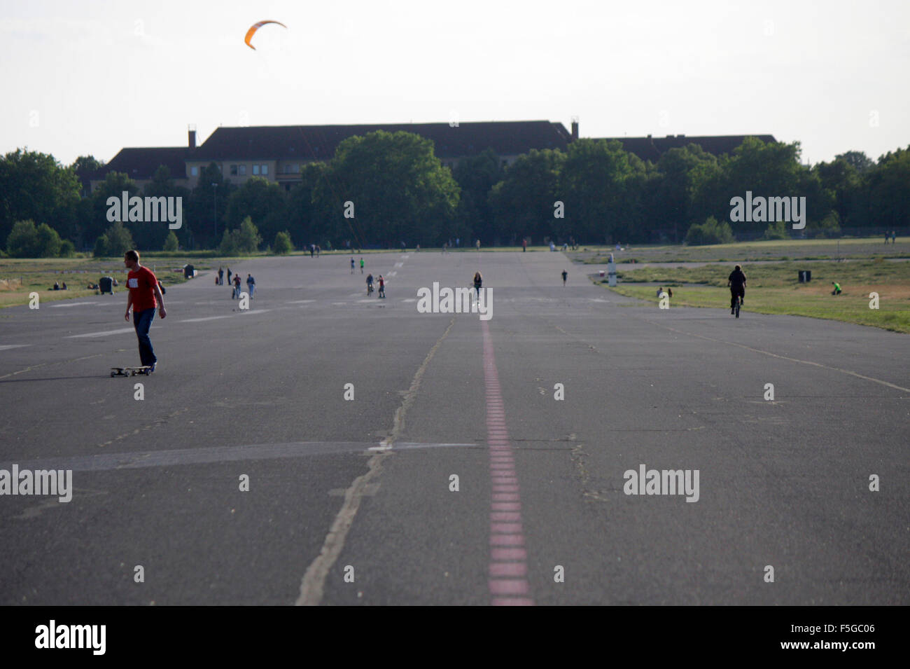 Impressionen: TEMPELHOFER FELD auf dem Gelaende des frueheren Flughafen Tempelhof, Berlin-Tempelhof Foto de stock