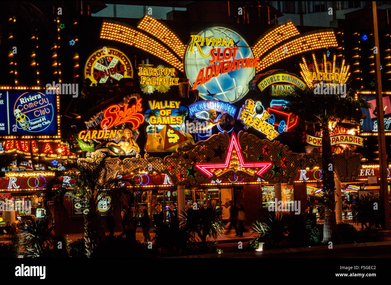 Las Vegas, Nevada. La publicidad de neón a lo largo de Las Vegas Boulevard ('la tira') durante la noche. Foto de stock