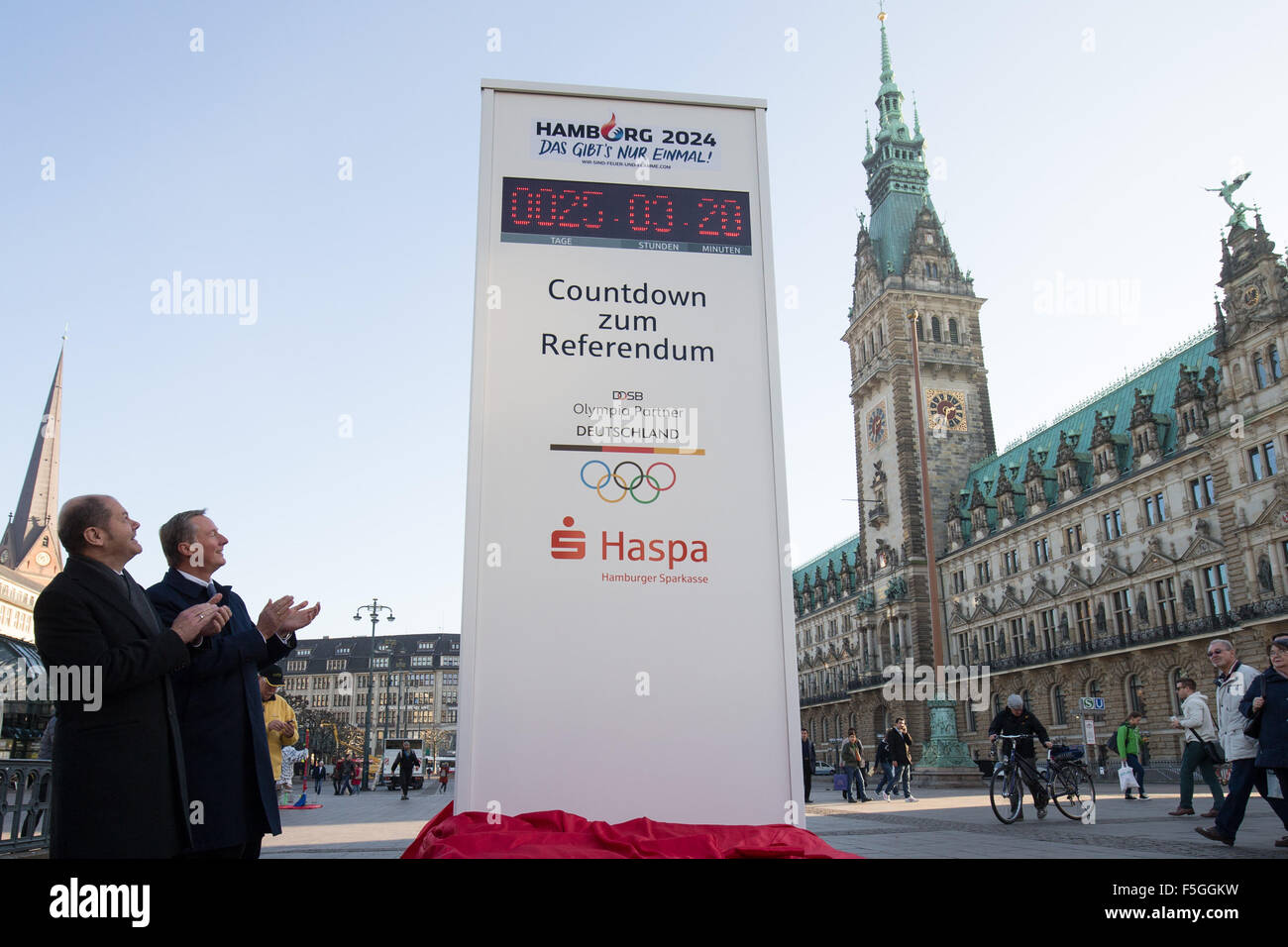 Hamburgo, Alemania. 4 nov, 2015. El Alcalde de Hamburgo Olaf Scholz (SPD, l) y jefe Haspa Harald Vogelsang revelan un reloj de cuenta atrás para los Juegos Olímpicos en el Rathausmarkt en Hamburgo, Alemania, el 4 de noviembre de 2015. El reloj desde el miércoles en adelante se mostrará inicialmente el tiempo restante hasta el final del referéndum para la candidatura de los Juegos Olímpicos del 29 de noviembre de 1998, 18.00 Reloj. Los ciudadanos de la ciudad hanseática decidir en un referéndum si la ciudad debe continuar aplicándose en Alemania para los Juegos Olímpicos 2024. Foto: Christian Charisius/dpa/Alamy Live News Foto de stock