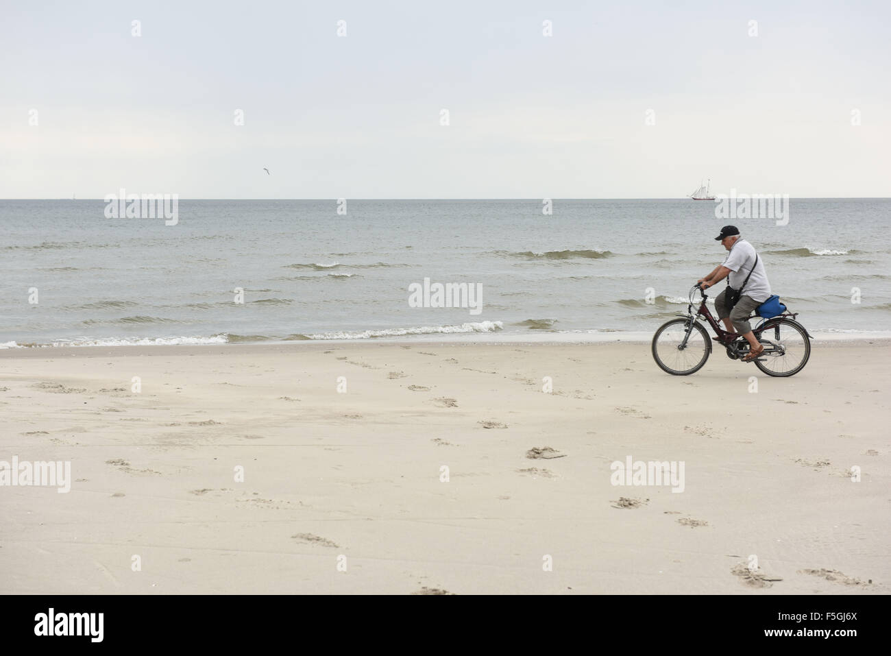 Nida, Lituania, los ciclistas en la playa en Nida Foto de stock