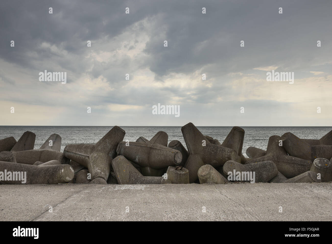 Memel, de Lituania, de tetrápodos a lo largo de la costa cerca de Memel Foto de stock