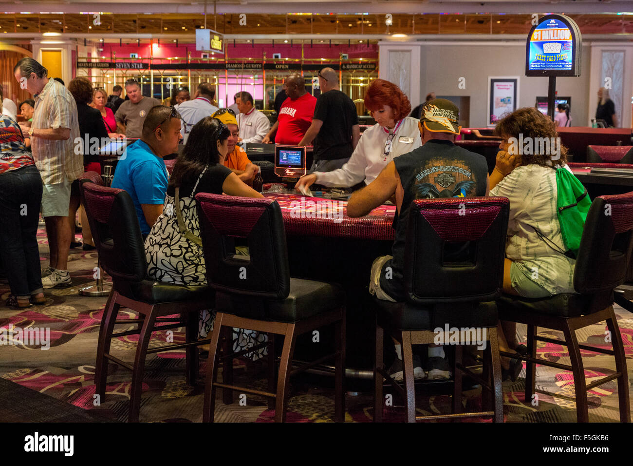 Las Vegas, Nevada. Casino Flamingo. Patronos en mesas de juego. Foto de stock