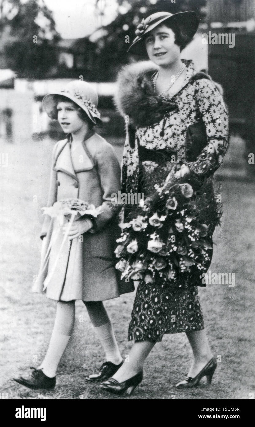 La Reina Isabel II como princesa Elizabeth alrededor de 1936 con su madre, Elizabeth Bowes-Lyon Foto de stock
