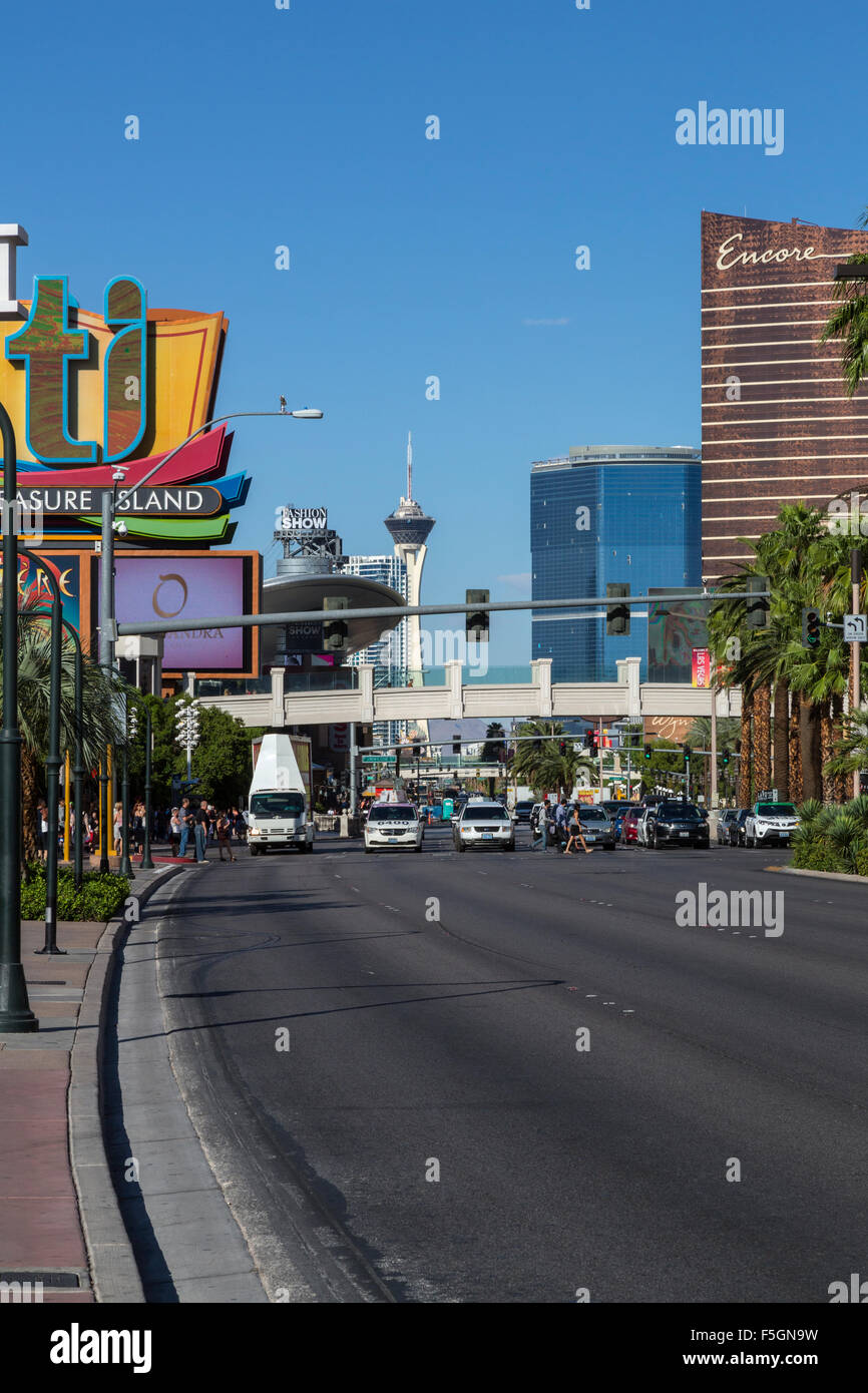 Las Vegas, Nevada. Las Vegas Boulevard, el Strip, con Stratosphere Casino, Hotel y Torre en el fondo. Foto de stock