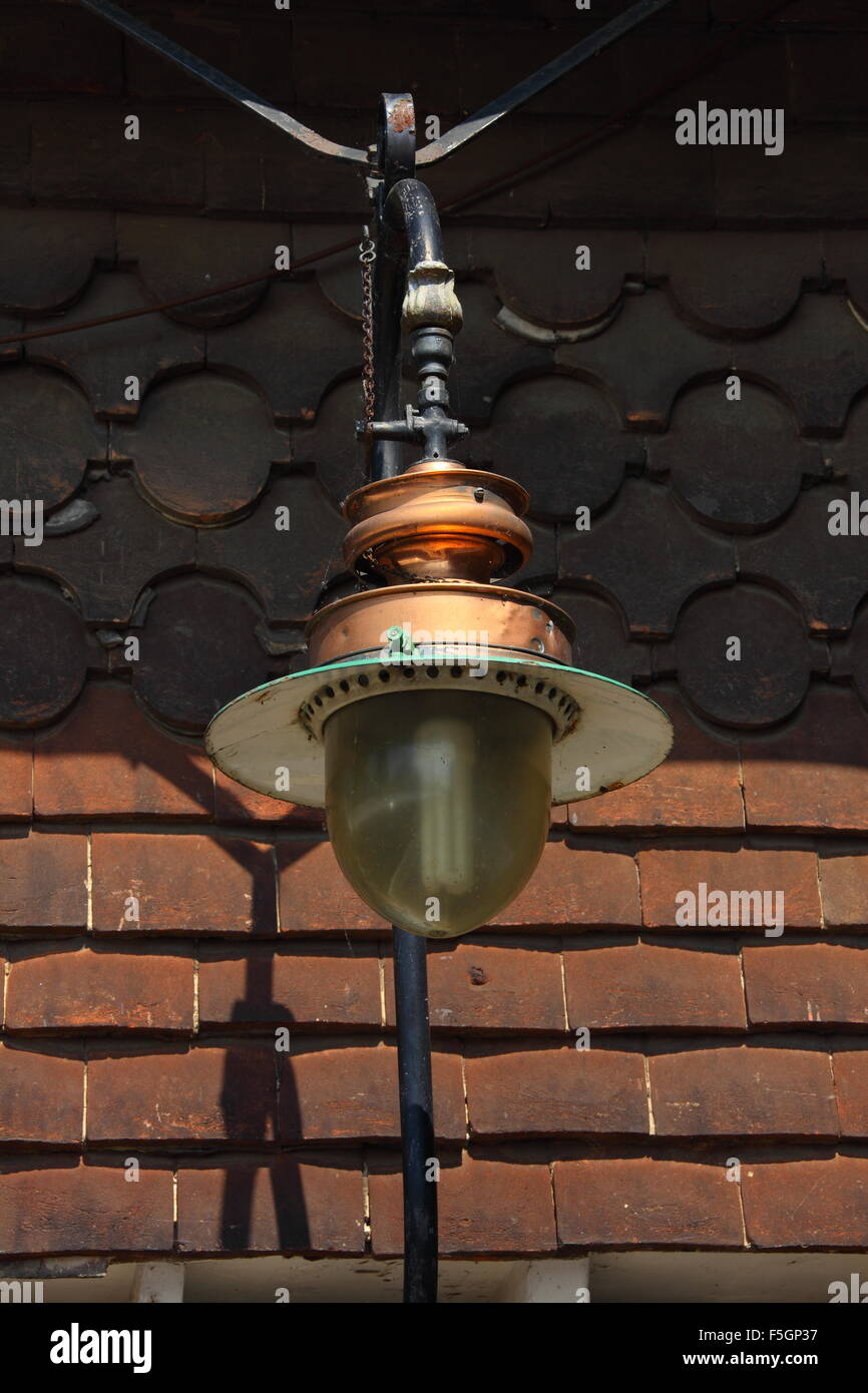 Una lámpara de gas en una antigua estación ferroviaria con el tubo de gas  original manteniendo la lámpara completa con válvula y cadena para operar  Fotografía de stock - Alamy