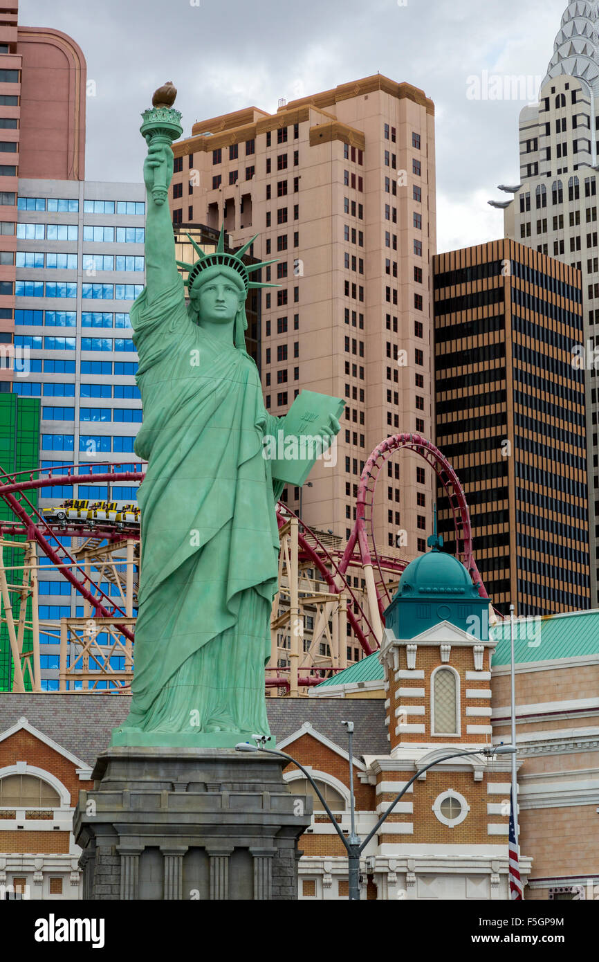 Las Vegas, Nevada. La replica de la estatua de la libertad en frente de New York New York Hotel and Casino. Foto de stock