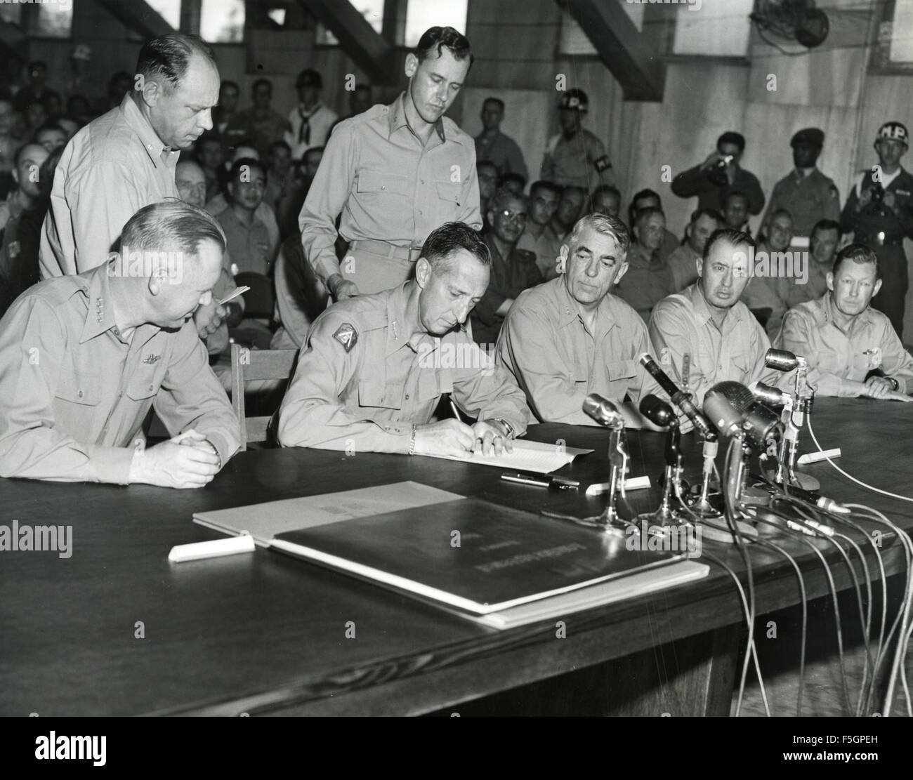 Armisticio de la guerra de Corea, firmado en Panmunjon 27 de julio de 1953. Teniente General del Ejército estadounidense William Harrison Jr. firma en nombre del comando de las Naciones Unidas. Foto US Navy Foto de stock