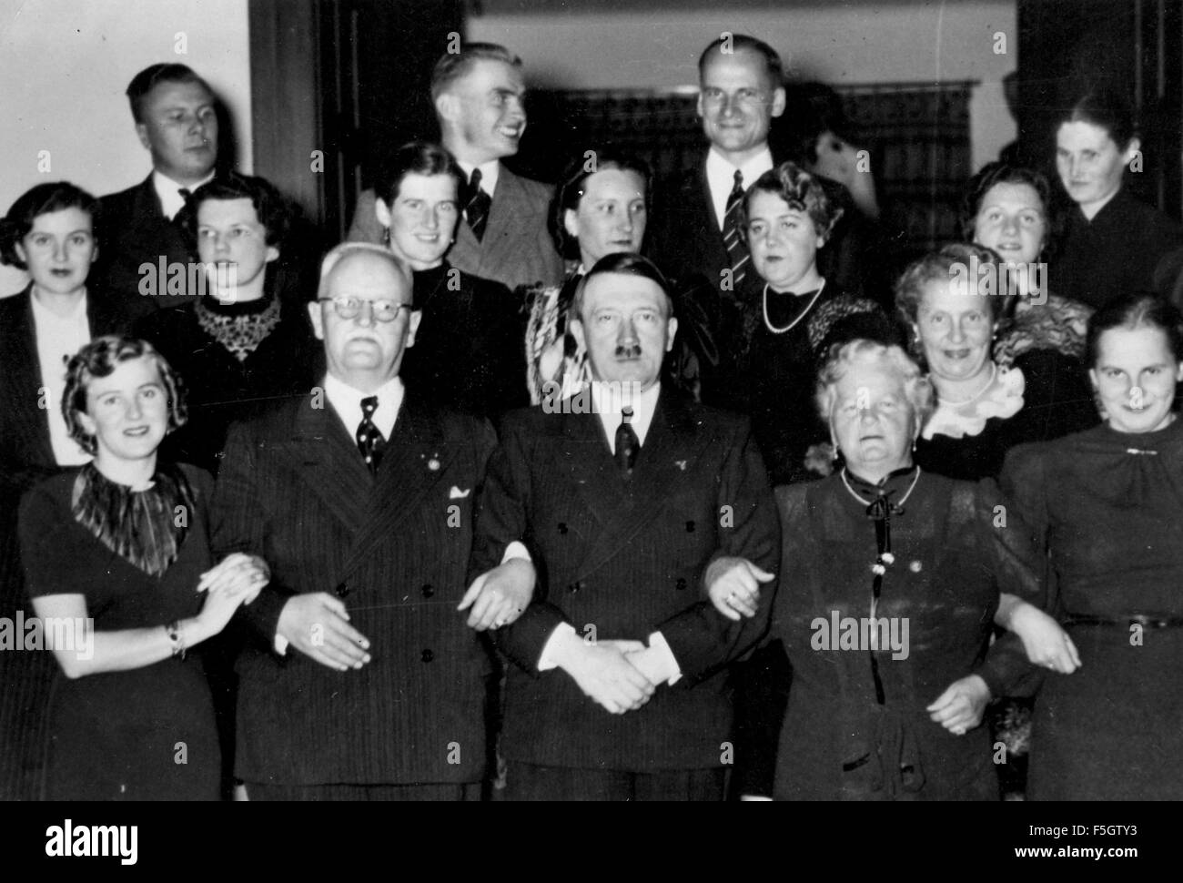EVA BRAUN en los links de la izquierda brazos con Franz Xaver Schwarz, tesorero del partido nazi, mientras la Sra. Schwarz pone su brazo ronda Adolf Hitler sobre 1943. Foto de stock