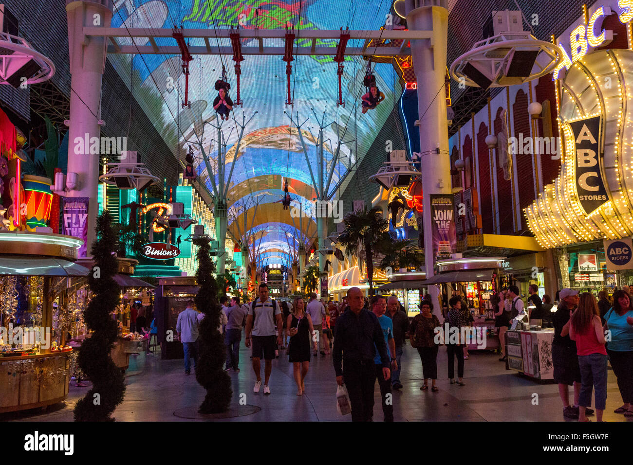 Las vegas nevada fremont street cuatro pasajeros en la línea zip zoomline cowboy acercándose a firmar