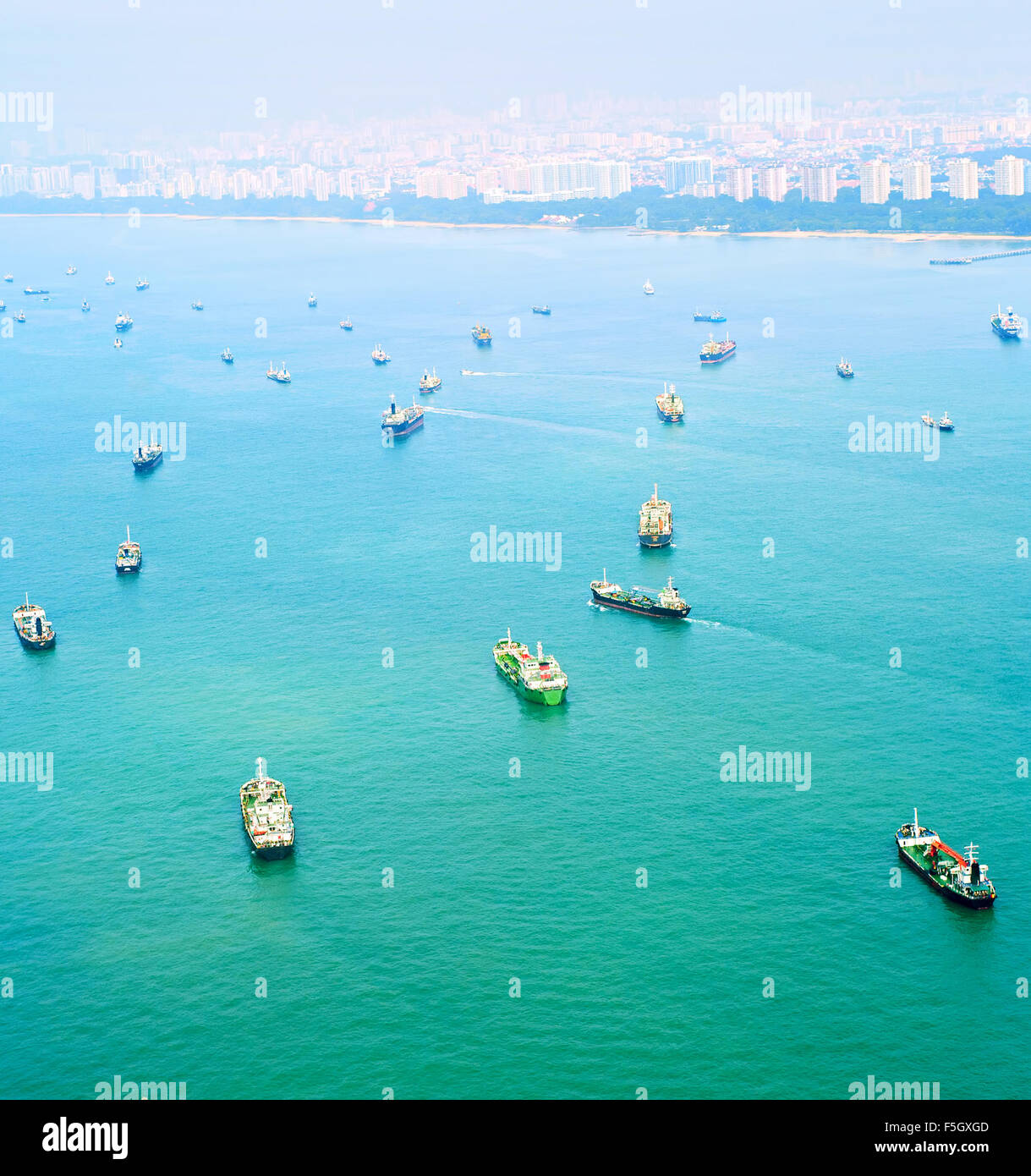 Un montón de barcos de carga en el puerto de Singapur. Vista superior Foto de stock