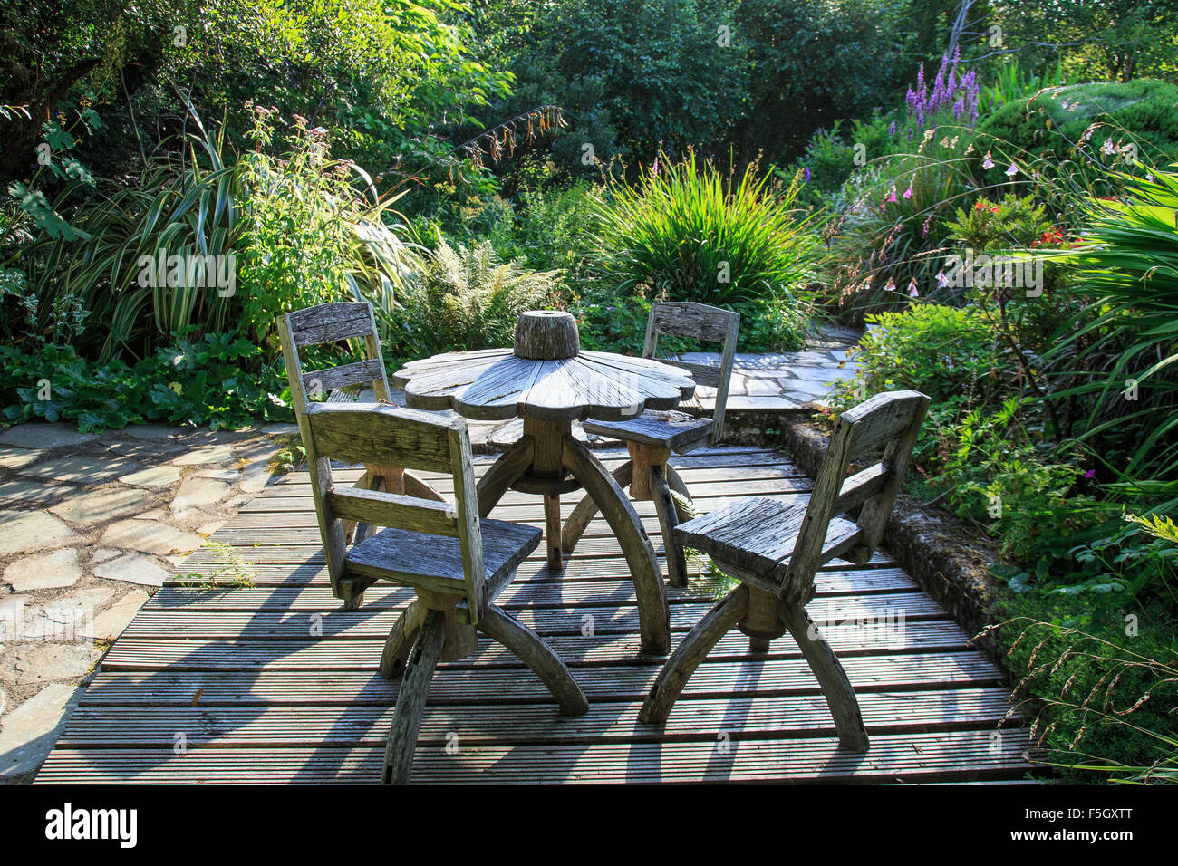 Mesa y sillas de patio de madera en gran country garden Foto de stock