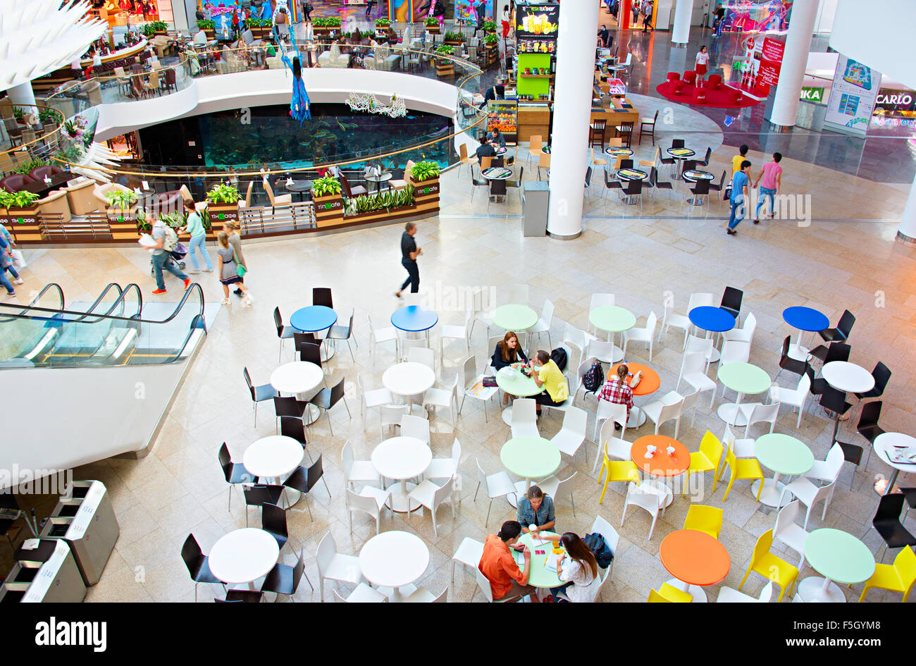 La gente en el Ocean Plaza shopping mall en Kiev Fotografía de stock - Alamy