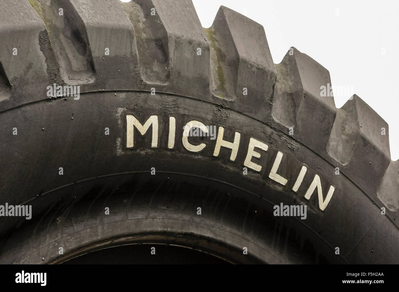 Los neumáticos Michelin para camiones grandes con nombre de marca en el lado Foto de stock