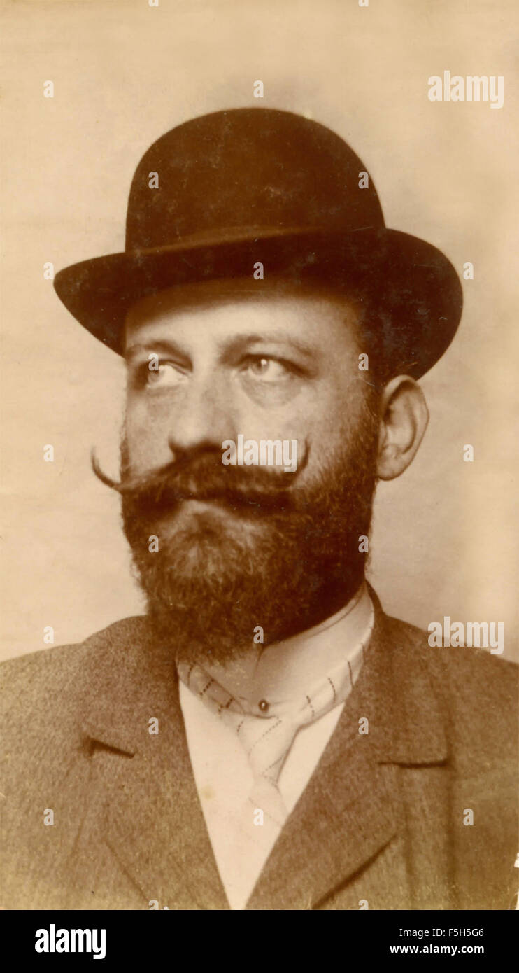 Retrato de un hombre barbado con sombrero, Italia Foto de stock