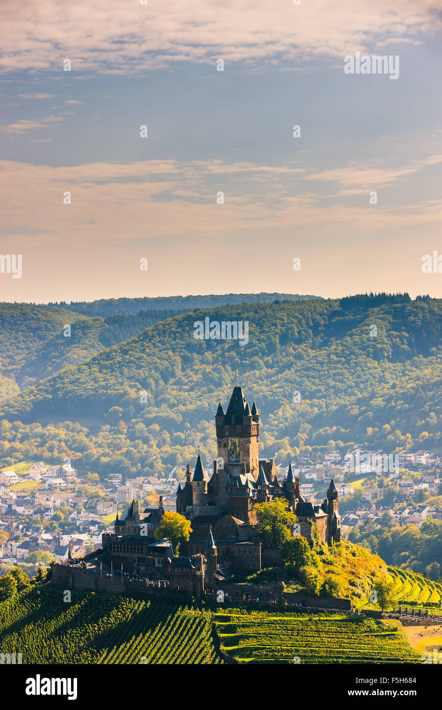 Castillo de Reichsburg Cochem es más que un castillo. Es la mayor colina castillo en el Mosel, Alemania. Foto de stock