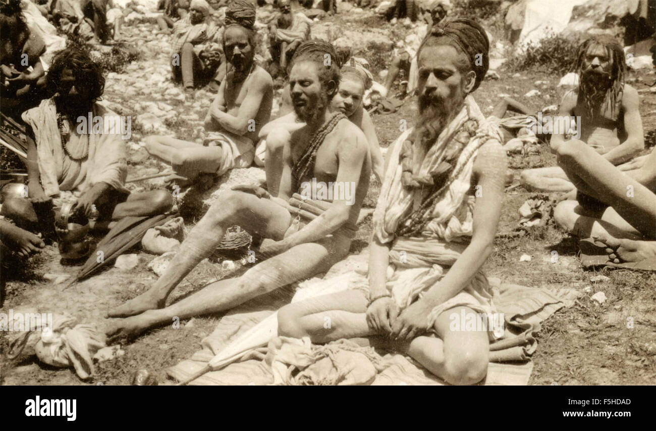 Grupo de indios en posición de yoga, India Foto de stock