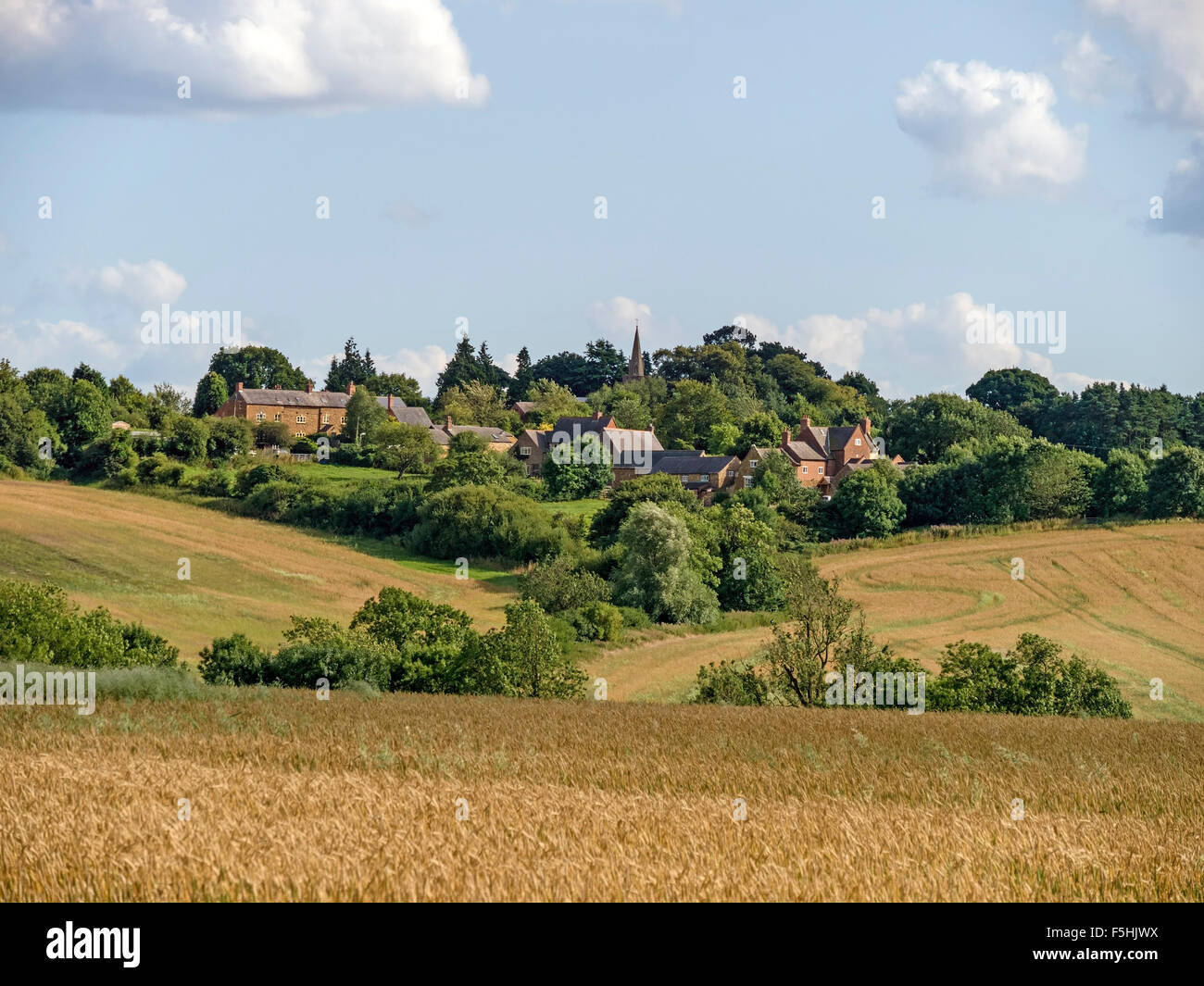 La aldea de la cima de la colina de Leicestershire Burrough-on-the-Hill, visto a través de los campos. Foto de stock