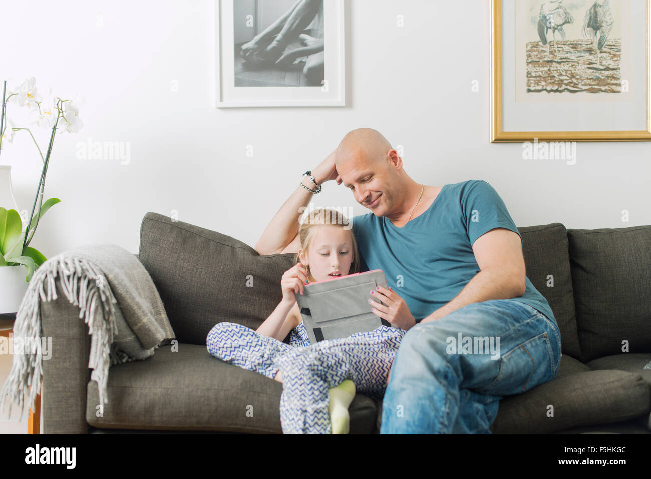 Suecia, padre haciendo los deberes con mi hija (8-9) Foto de stock