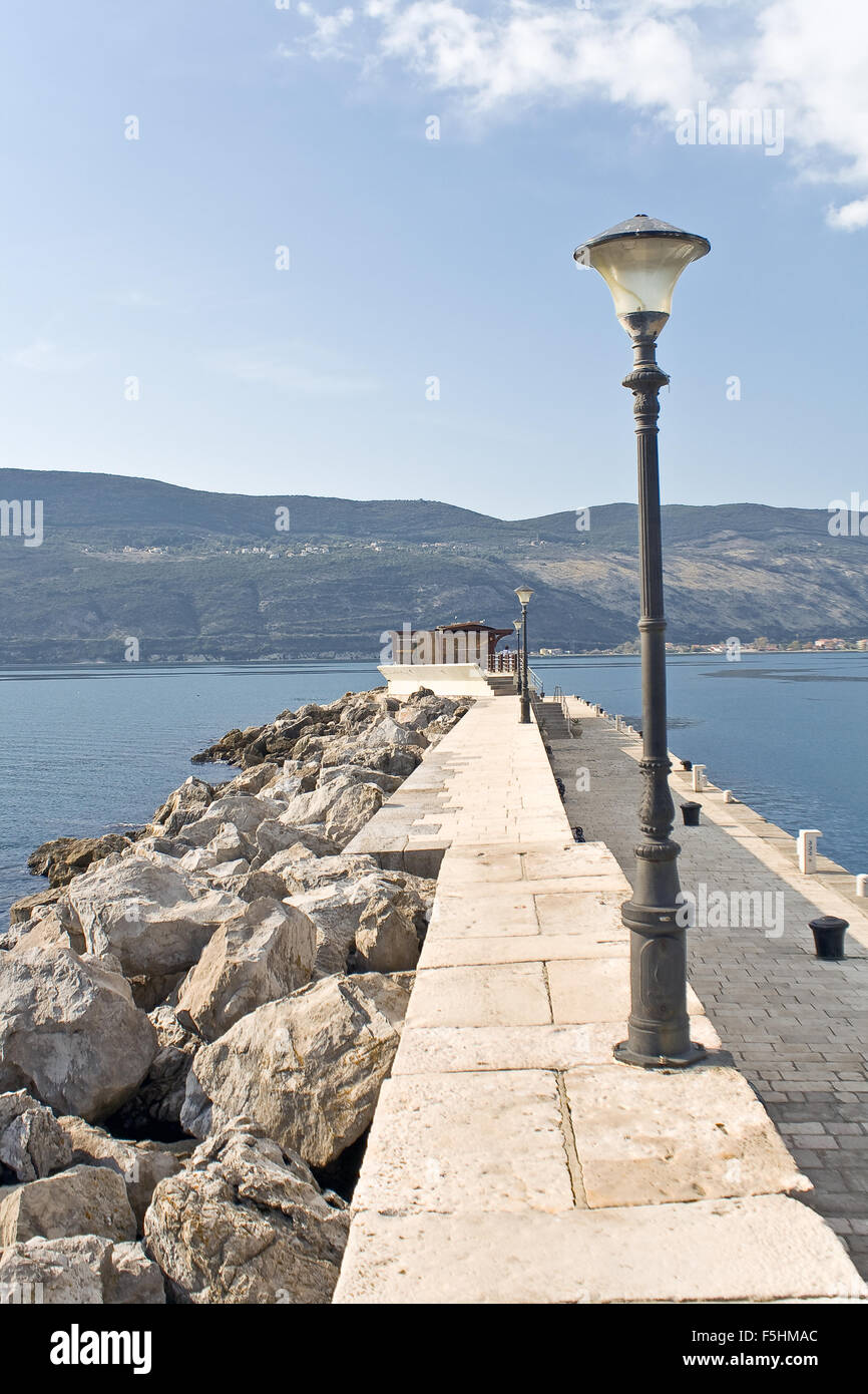 Pier en ciudad mediterránea Herceg Novi, Montenegro Foto de stock