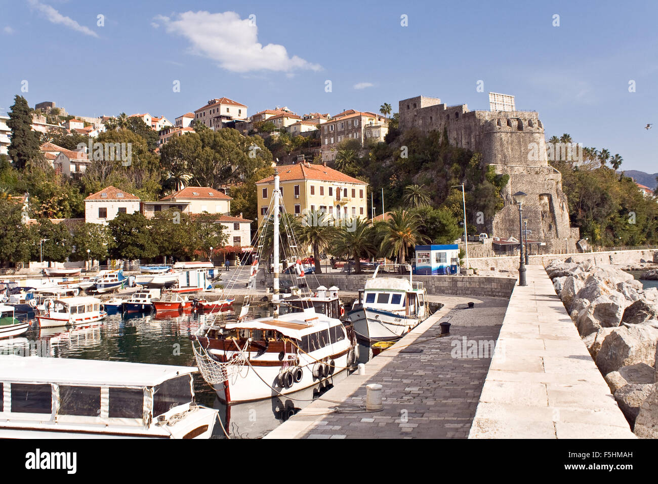 Puerto deportivo de la ciudad Herceg Novi, Montenegro Foto de stock
