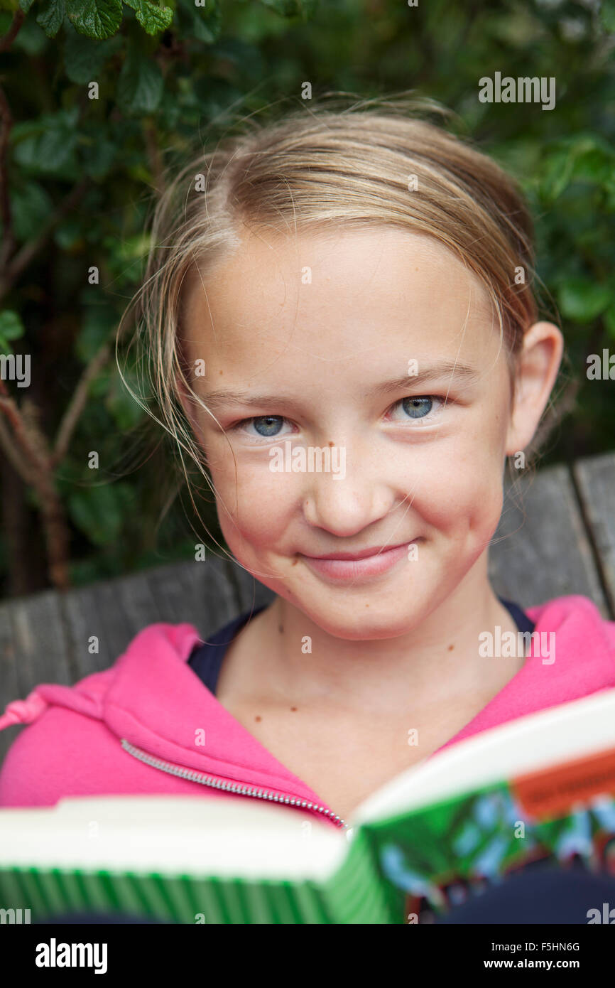 Suecia, Skane, Retrato de niña sonriente (12-13 años) Foto de stock