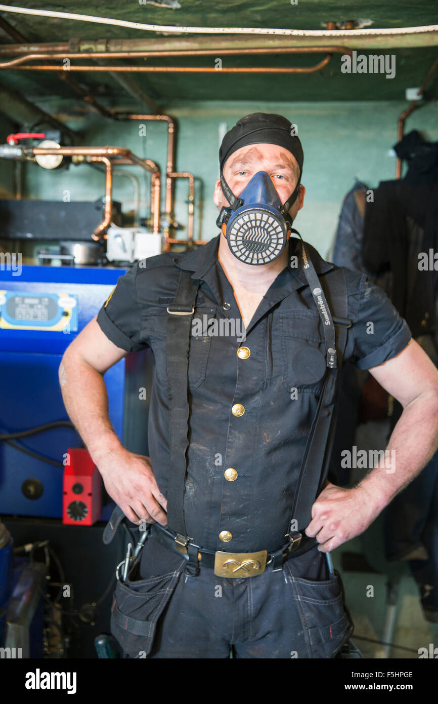 Suecia, Retrato de deshollinador en máscara de gas Foto de stock