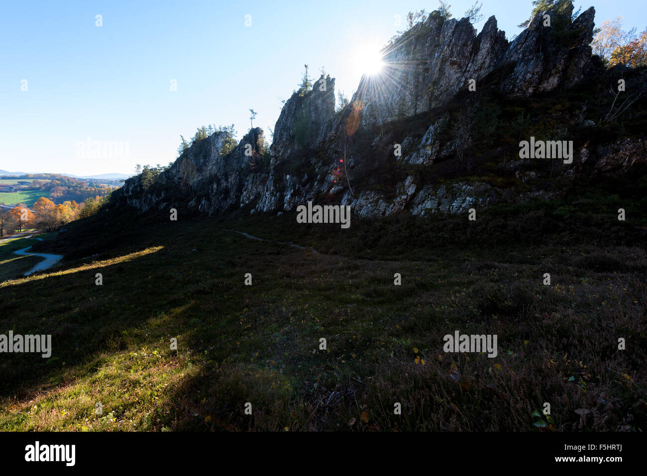 Bayerischer Wald PFAHL otoñal en Viechtach, Bosque Bávaro, colinas, montañas, cuarzo, piedras de cuarzo, camino, sol de otoño, copysp Foto de stock