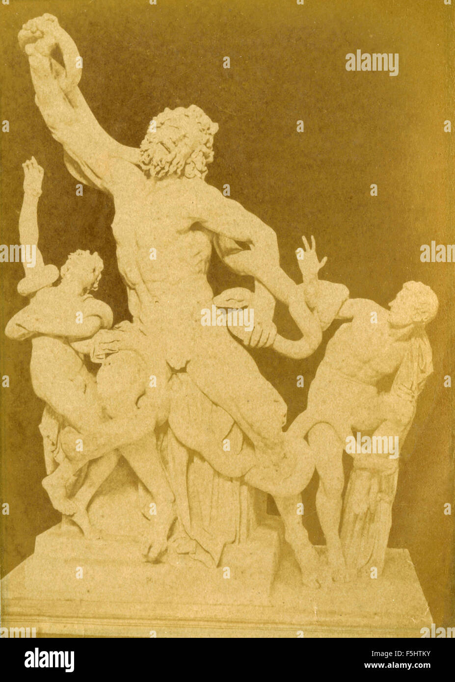 Laocoonte y sus dos hijos, lucha con las serpientes, estatua griega de la escuela de Rodas. Foto de stock
