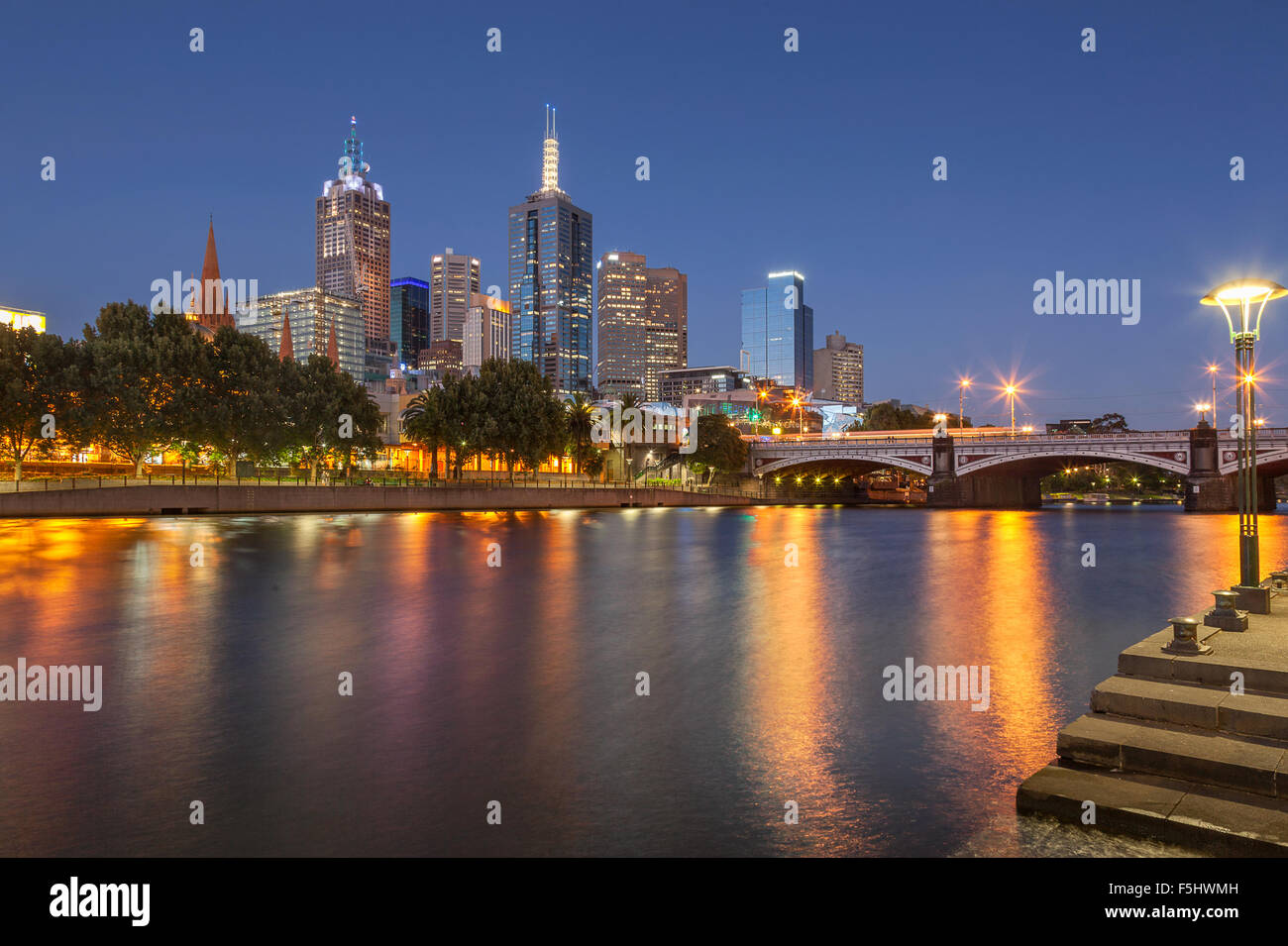 El distrito central de negocios de Melbourne desde el otro lado del río Yarra Foto de stock