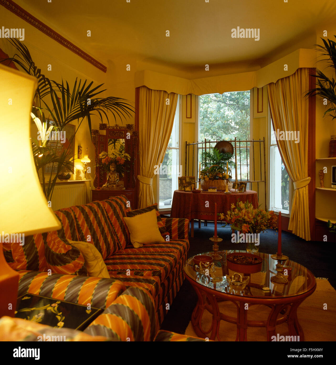 Telas vibrantes muebles en 70 salón Foto de stock