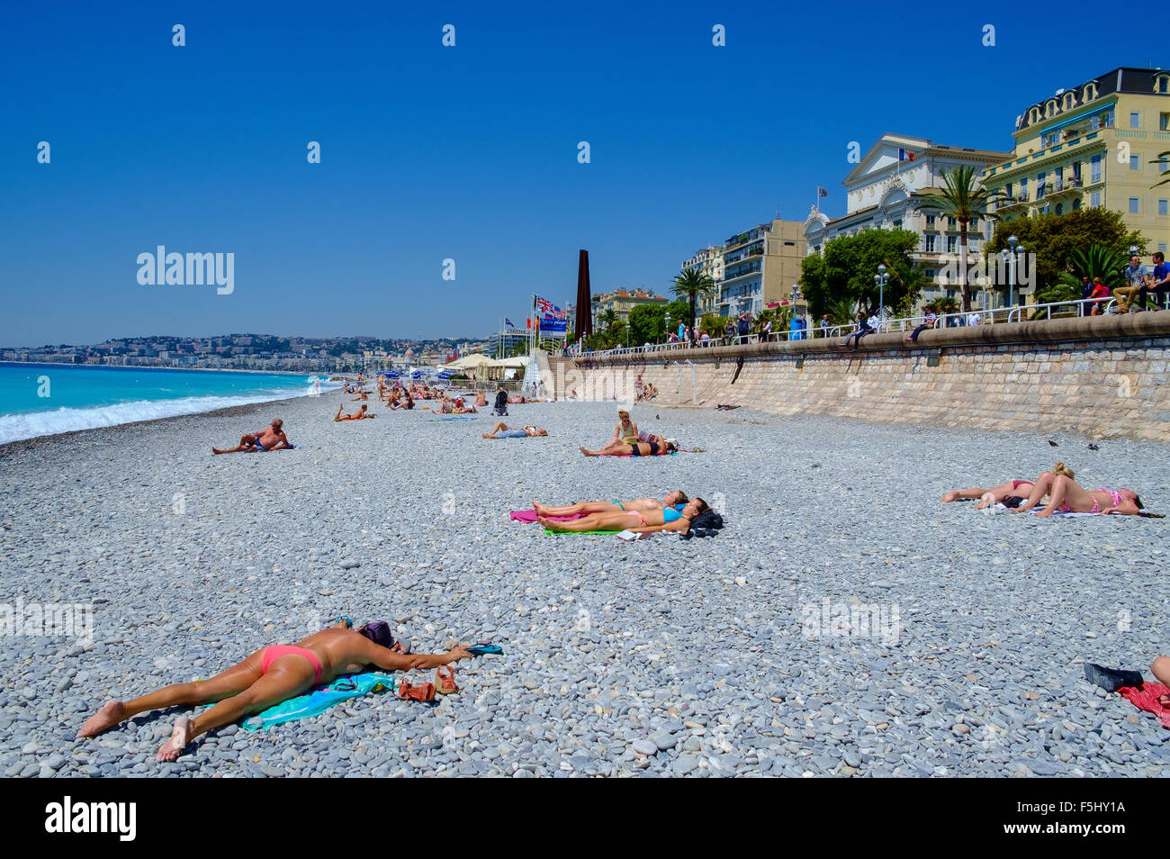 La gente tomar el sol tumbado en la playa de grava sol mar arena Foto de stock