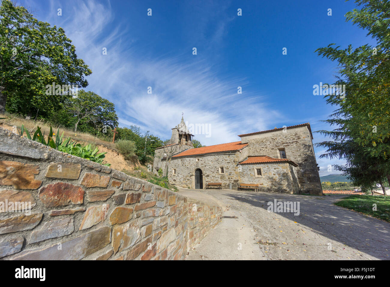 Pobladura de Aliste iglesia románica más la visión de ángulo amplio
