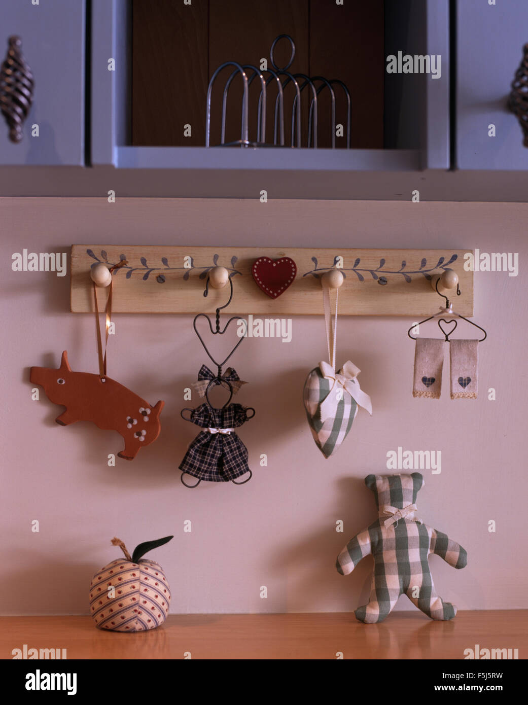 Close-up de decoraciones en madera de estilo Shaker peg rampa en una pared de la cocina Foto de stock