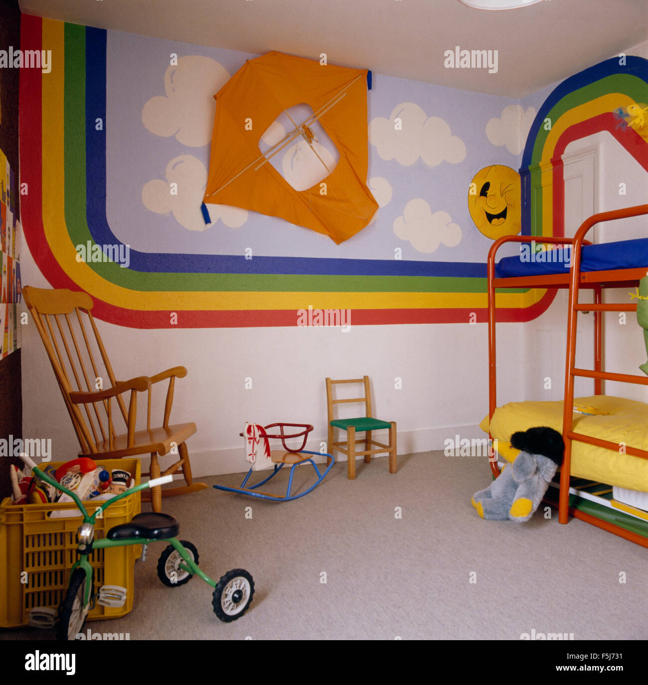 Alfombra para habitación infantil con dibujo de nubes y arco iris Toys