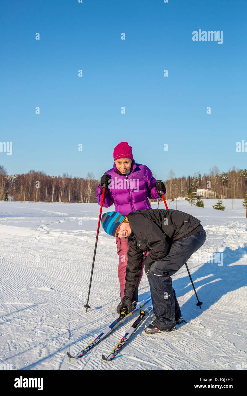 Mujeres el ejercicio al aire libre en clima frío en invierno Foto de stock